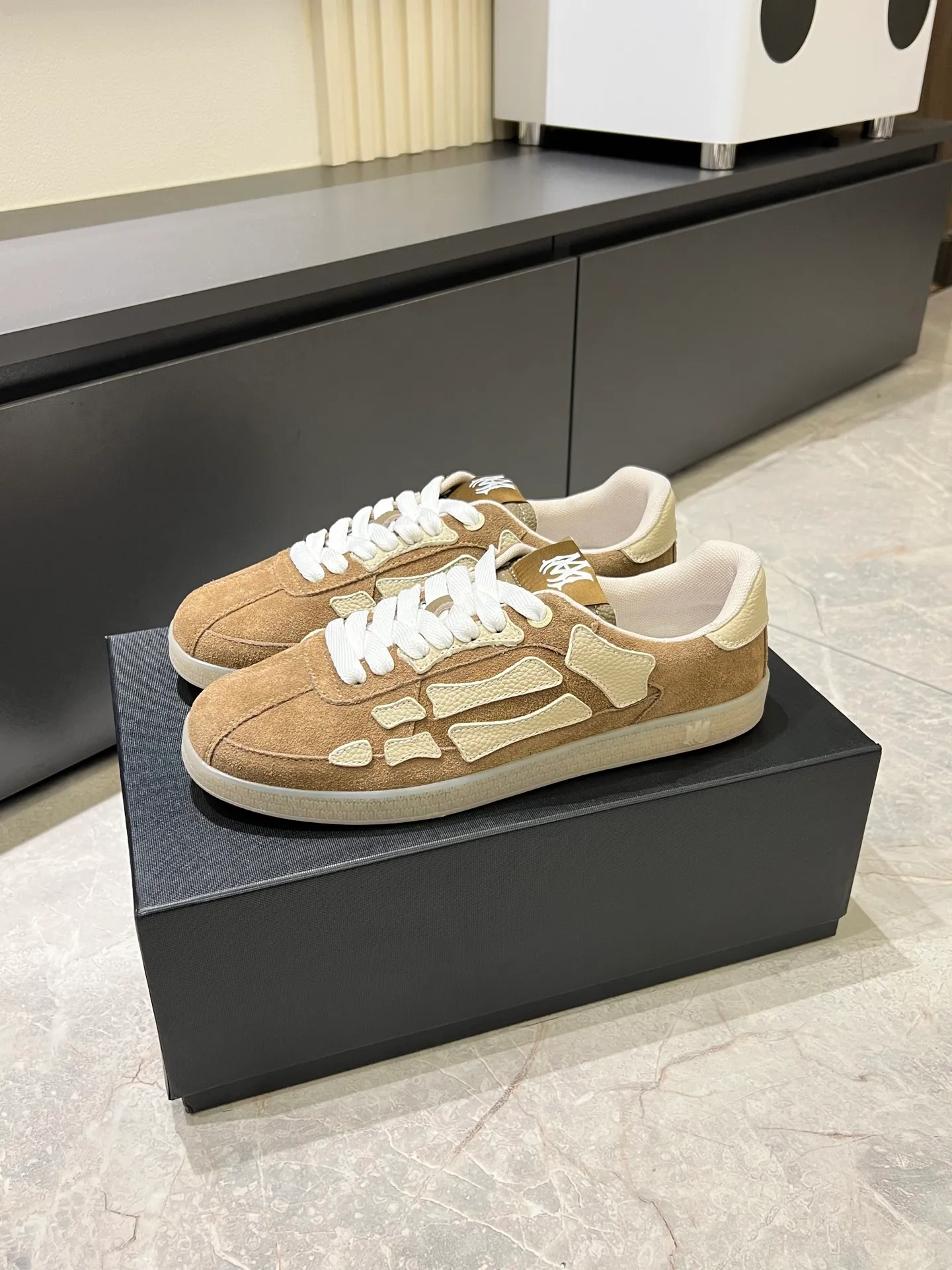 Men's shoes 💰p560 "AMIR*" new men's low-top casual sports sneakers bone shoes, another pair of irresistible bone shoes. Bone shoes are one of AMIRI's most popular items. Made of first-layer cowhide upper. The side bones are made of two cowhide laminations. It has a three-dimensional effect. The leather incisions are all oil-edged. Contrast color design. Simple style. Fashionable sports. Customized metal LOGO nameplate embellished with laces. Exclusive top-quality version. Supports contrast. Breathable mesh lining. The original rubber outsole is a must-have item for daily leisure. It is suitable for various occasions. If you pursue high quality, check it out. It is super cool on the feet and comes with a full set of original packaging! Size: 39-45!